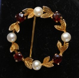 9ct Gold,Garnet & Pearl Brooch